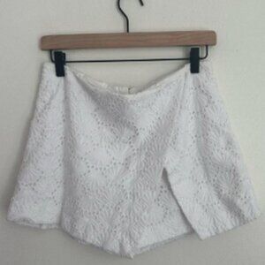 LILLY PULITZER “MARII SKORT” RESORT WHITE SEASHELL EYELET ENVELOPE SKORT Size 8